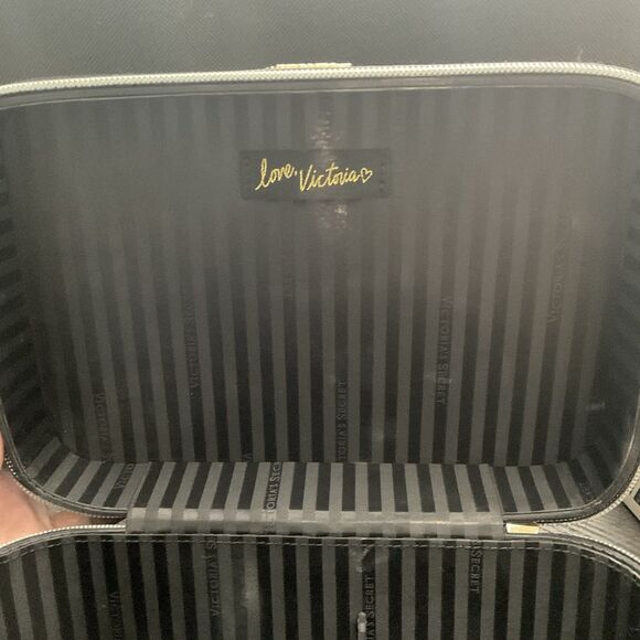 Victoria’s Secret Hard Cover Travel Zipper Case Black Lips Pins  Heart - Picture 4 of 8